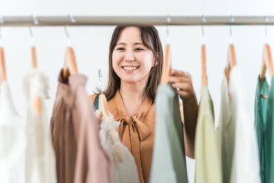 洋服を選ぶ女性