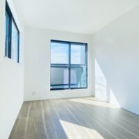 日の当たる何もない部屋