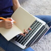 自宅でオンライン学習する人